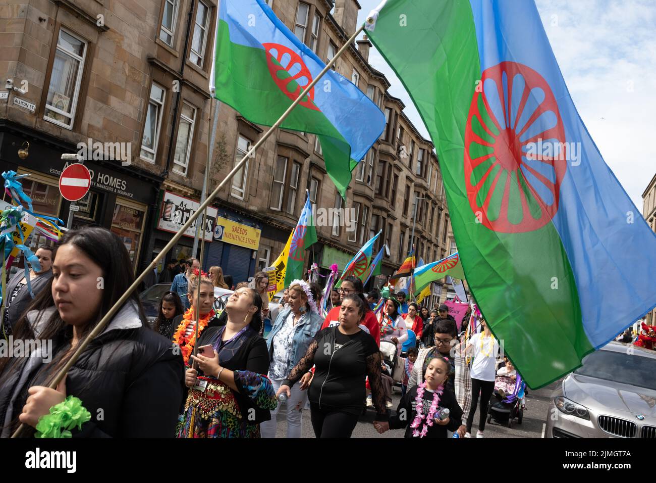 Glasgow, Großbritannien, 6.. August 2022. Roma-Parade mit der internationalen Flagge der Roma beim Govanhill International Festival und der Karnevalsparade in Govanhill, Glasgow, Schottland, 6. August 2022. Foto: Jeremy Sutton-Hibbert/ Alamy Live News. Stockfoto