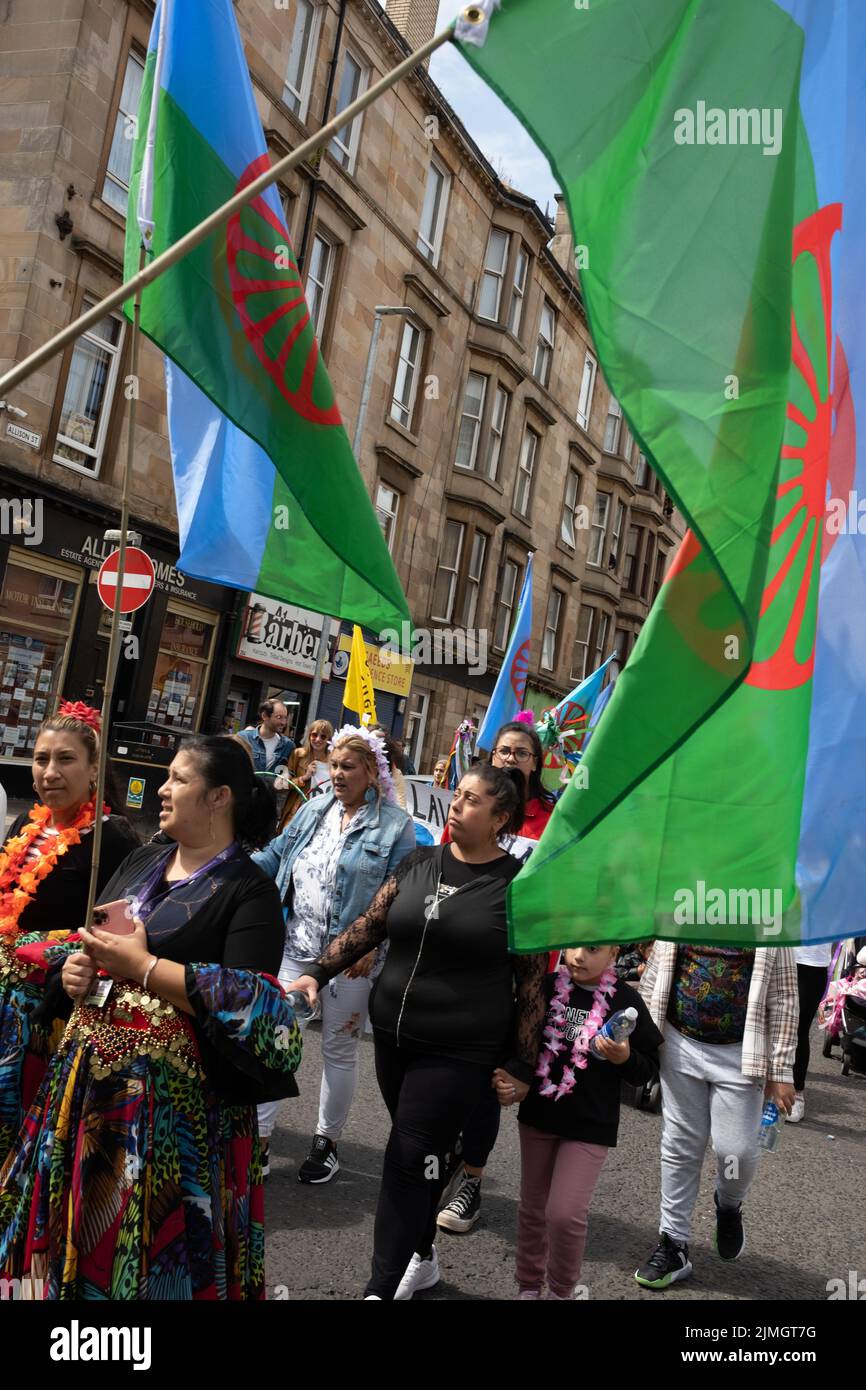 Glasgow, Großbritannien, 6.. August 2022. Roma-Parade mit der internationalen Flagge der Roma beim Govanhill International Festival und der Karnevalsparade in Govanhill, Glasgow, Schottland, 6. August 2022. Foto: Jeremy Sutton-Hibbert/ Alamy Live News. Stockfoto