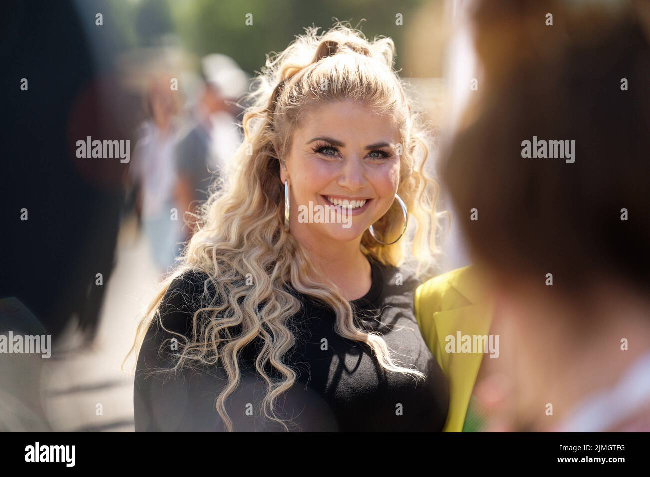 Bonn, Deutschland. 06. August 2022. Sängerin Beatrice Egli steht im Backstage-Bereich beim Lieblingslieder-Hit-Event in der Rheinaue in Bonn. Quelle: Henning Kaiser/dpa/Alamy Live News Stockfoto Bonn, Deutschland. 06. August 2022. Sängerin Beatrice Egli steht im Backstage-Bereich beim Lieblingslieder-Hit-Event in der Rheinaue in Bonn. Quelle: Henning Kaiser/dpa/Alamy Live News Stockfoto