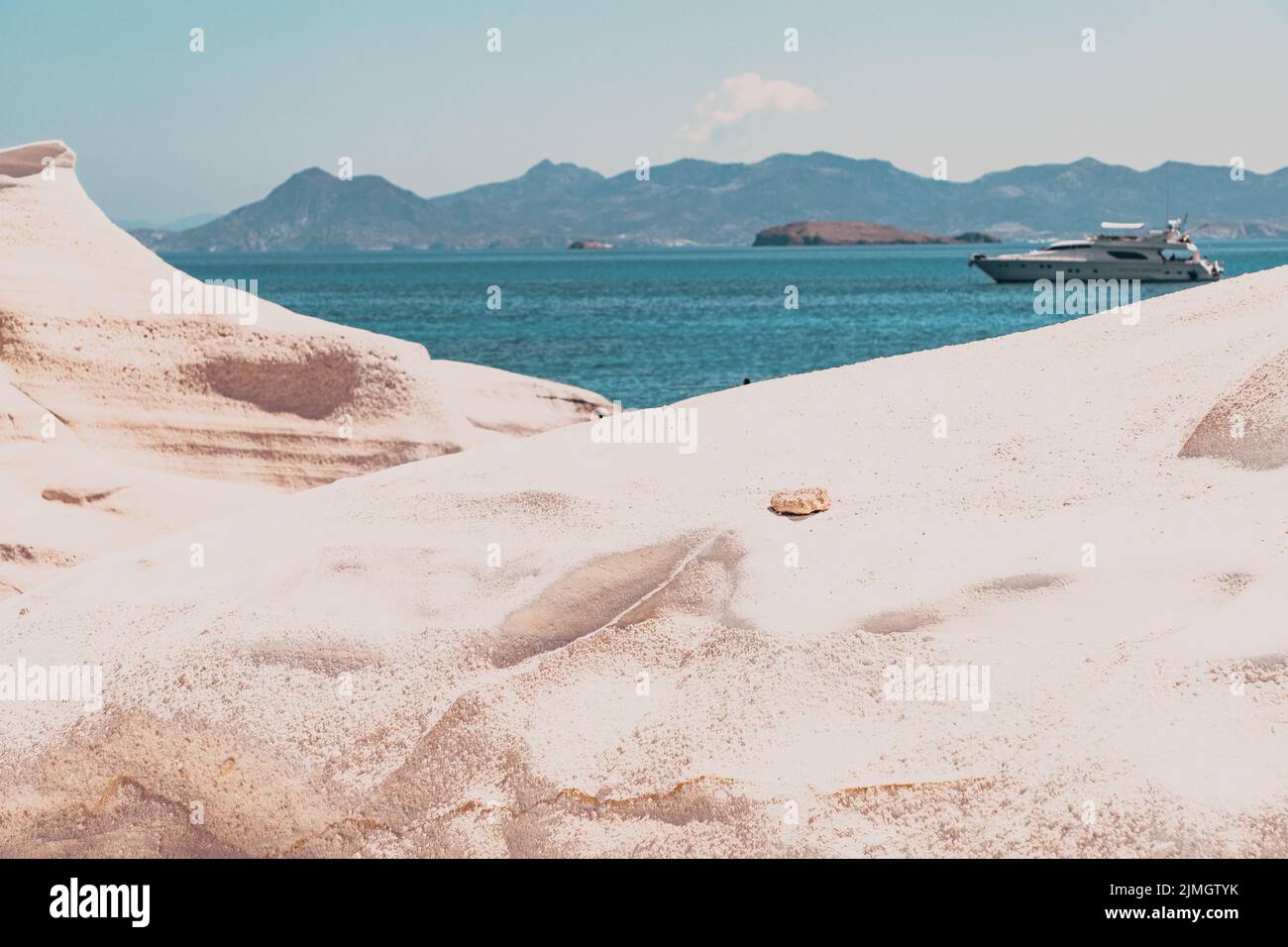 Weiße Kreidefelsen in Sarakiniko, Insel Milos, Kykladen, Griechenland Stockfoto