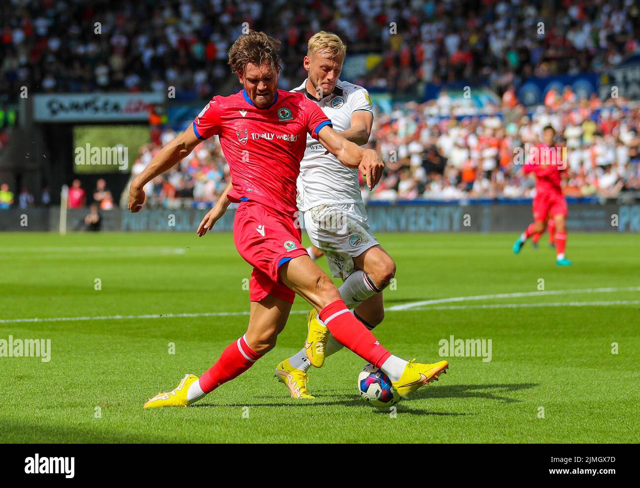 6.. August 2022; Swansea.com Stadion, Swansea, Wales; Championship Football, Swansea gegen Blackburn: Sam Gallagher von Blackburn Rovers und Harry Darling fordern den Ball Stockfoto