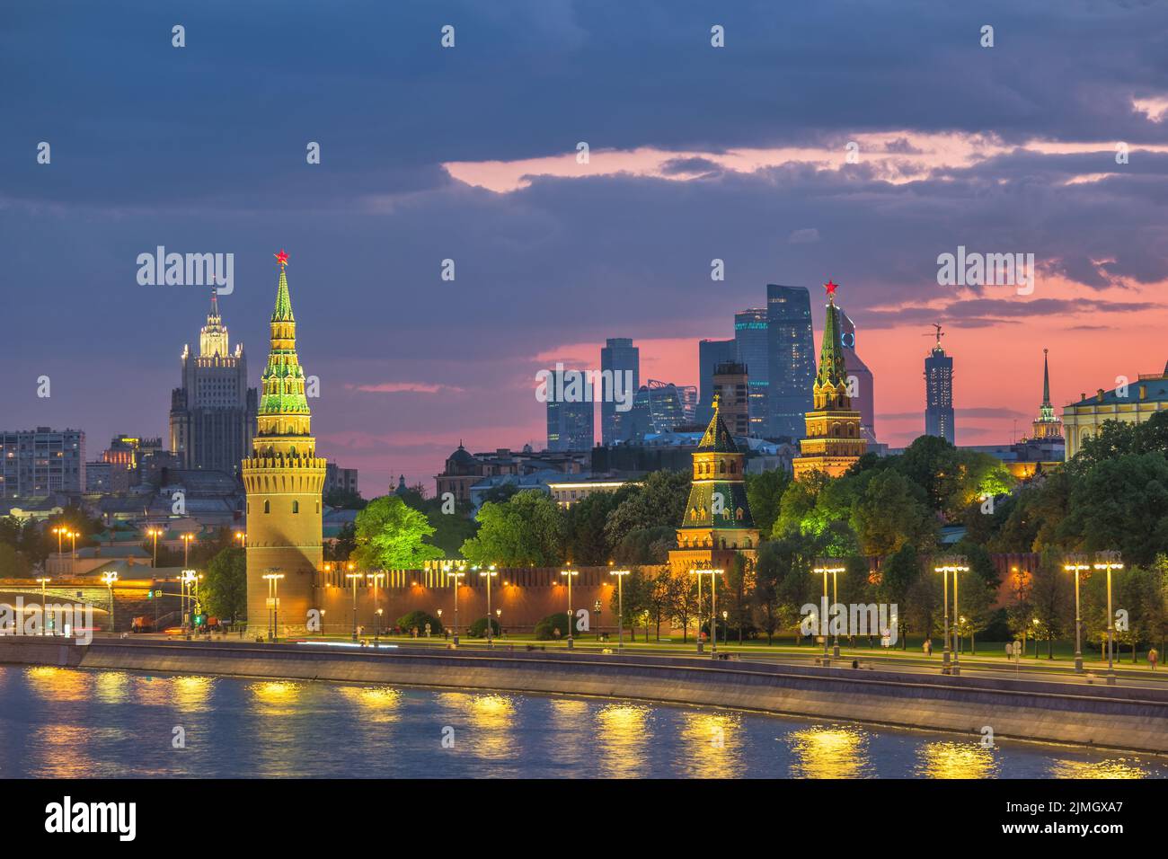 Moskau, Russland, Skyline der Stadt bei Sonnenuntergang am Kremlin Palace mit Business Center und Moscow River Stockfoto