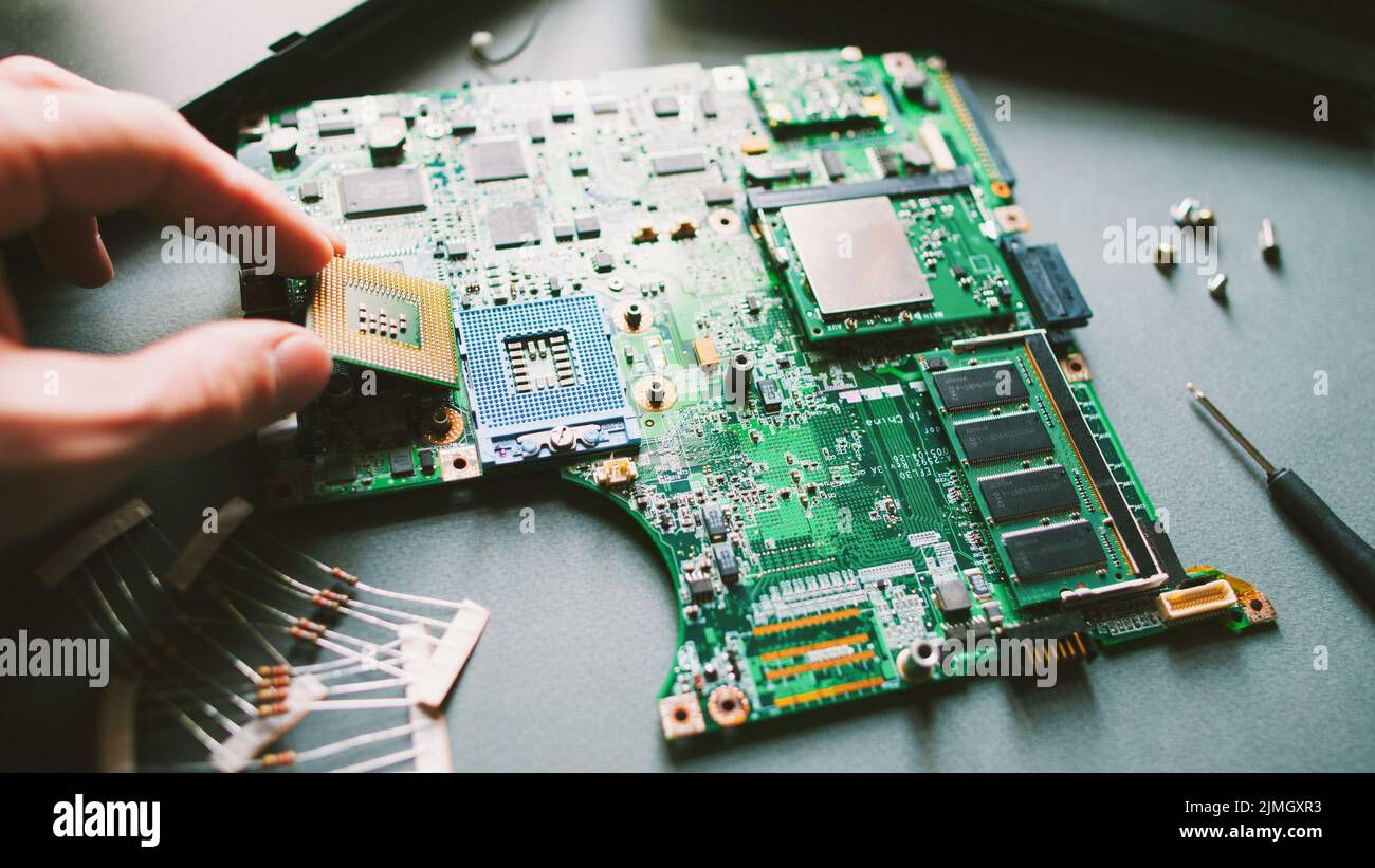 Techniker des technischen Supports, der die cpu-Hauptplatine installiert Stockfoto