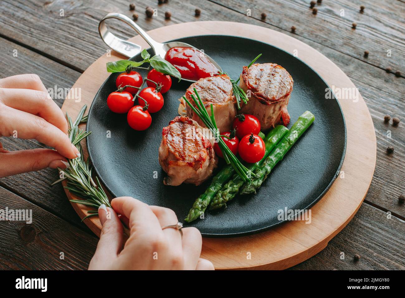 Essen Styling Restaurant Mahlzeit serviert gegrilltes Fleisch Stockfoto