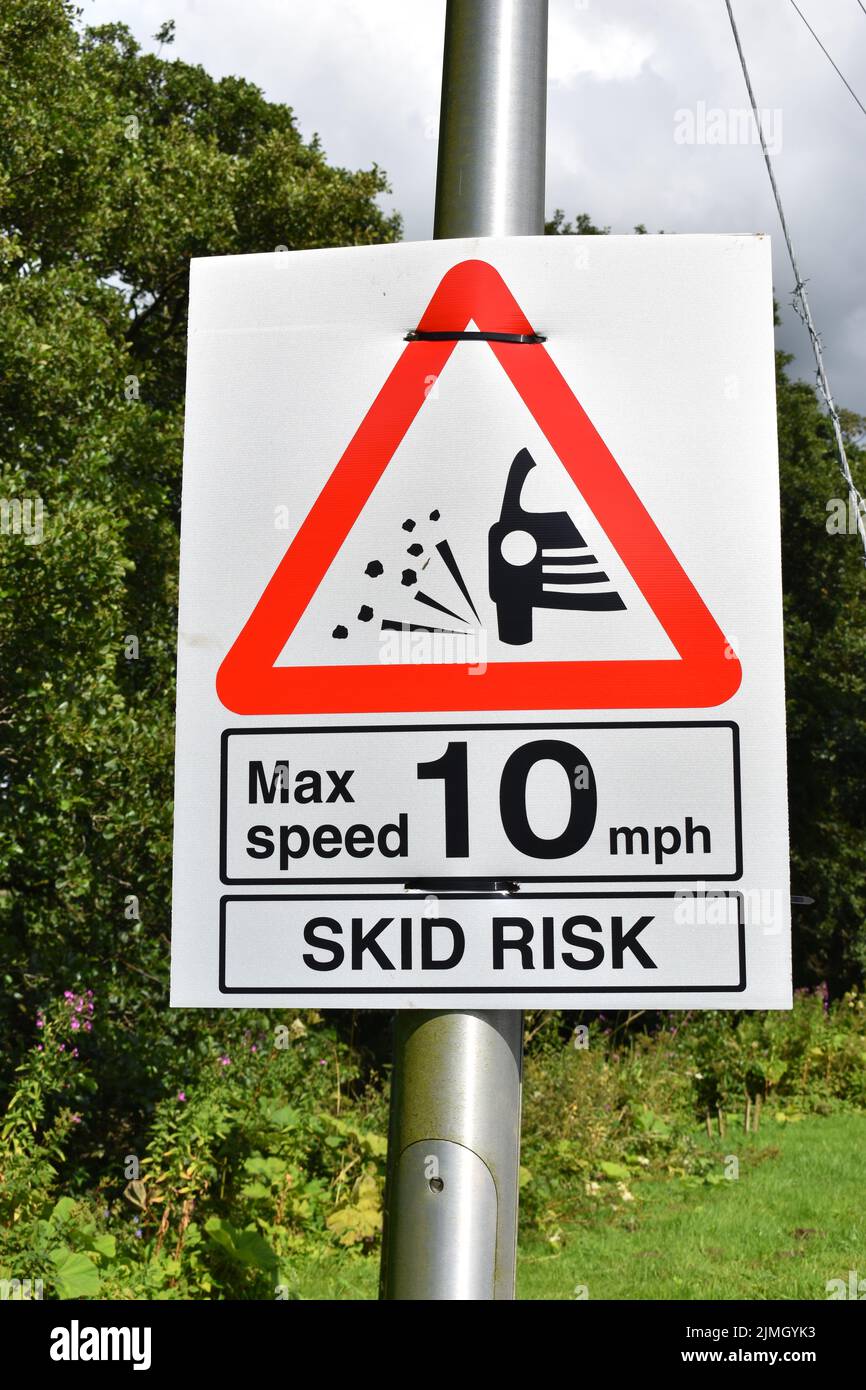 Straßenschild im Lake District: 'Skid Risk, Max Speed 10mph'. Stockfoto