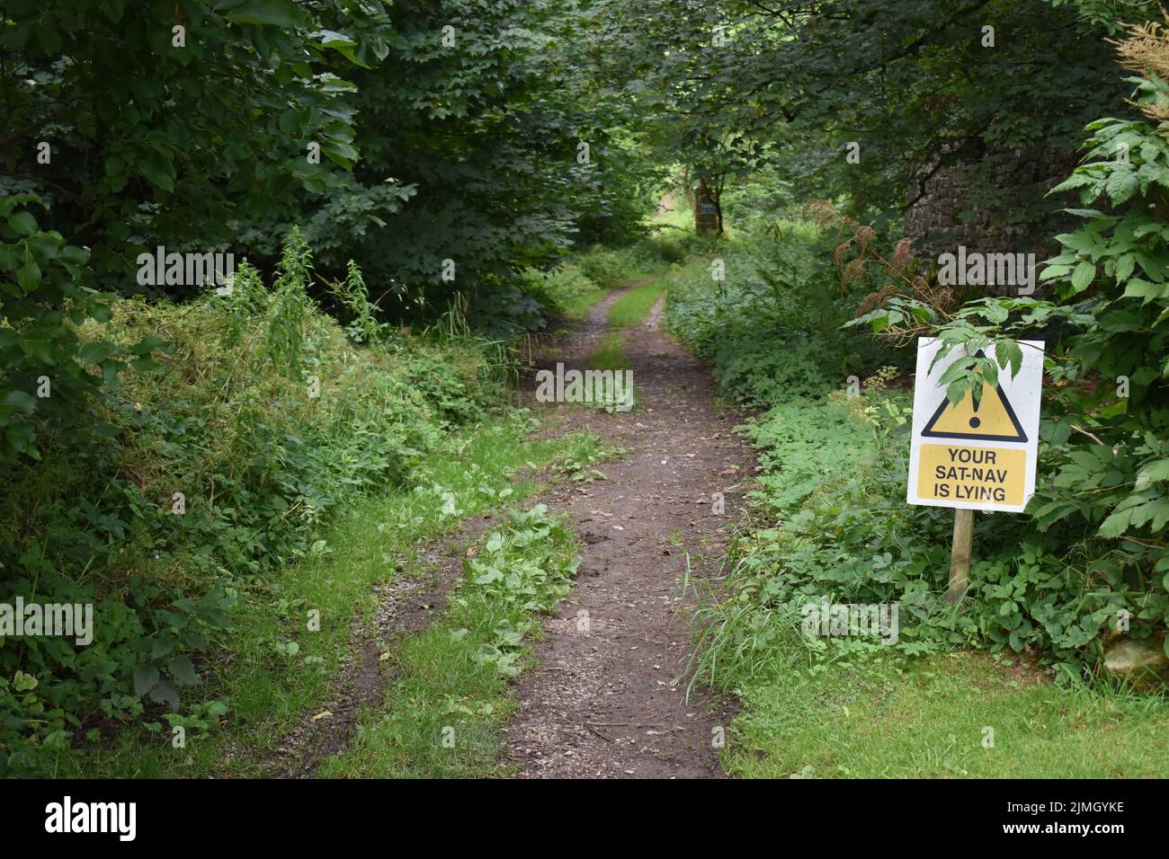 Ein Schild im Seengebiet: 'Ihr Navigationsgerät liegt'. Stockfoto