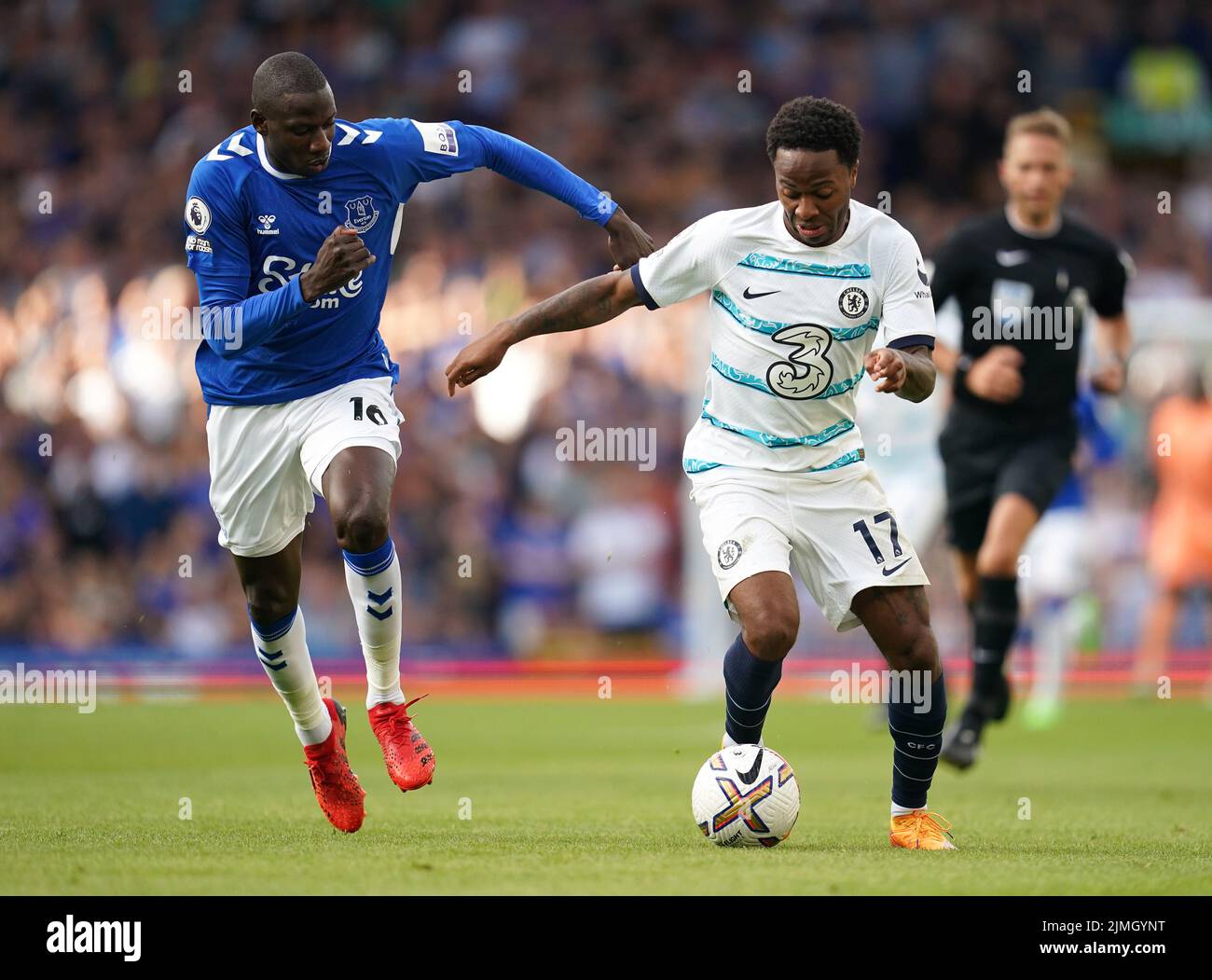 Evertons Abdoulaye Doucour (links) und Chelsea's Raheem Sterling kämpfen während des Premier League-Spiels im Goodison Park, Liverpool, um den Ball. Bilddatum: Samstag, 6. August 2022. Stockfoto