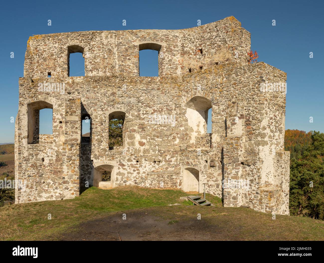 Die Ruinen einer gotischen Burg Dobra Niva. Podzamcok. Slowakei. Stockfoto