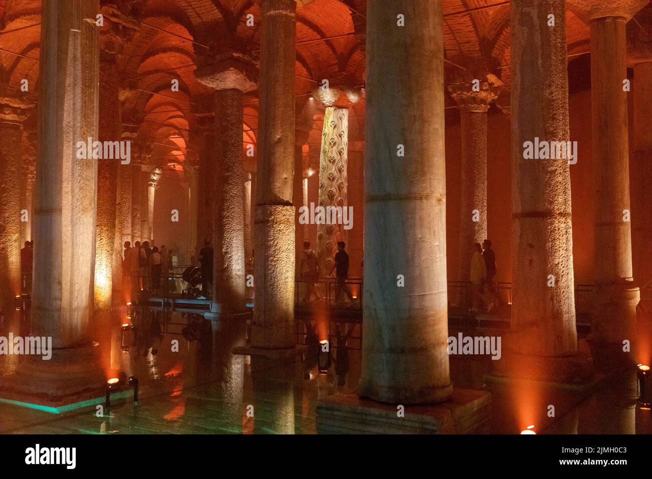 6. August 2022: Die Basilika-Zisterne, die von der Istanbuler Stadtverwaltung restauriert wurde, wurde am 6. August 2022 nach vier Jahren Restaurierungsarbeiten in Istanbul, Türkei, eröffnet. Die Basilica Cistern, oder Cisterna Basilica, ist die größte von mehreren hundert alten Zisternen, die unterhalb der Stadt Istanbul, Türkei, liegen. Die Zisterne, die 150 Meter südwestlich der Hagia Sophia auf der historischen Halbinsel Sarayburnu liegt, wurde im 6.. Jahrhundert während der Herrschaft des byzantinischen Imperators Justinian I. erbaut.heute wird sie mit wenig Wasser für den öffentlichen Zugang im Raum aufbewahrt. (Bild: Stockfoto