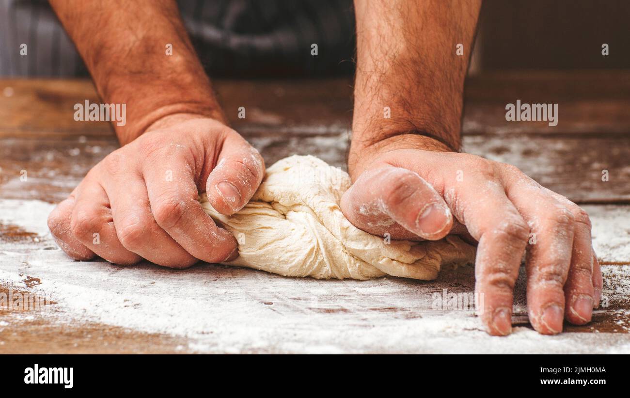 Brothände kneten Teig Bäcker Kochkurse Stockfoto