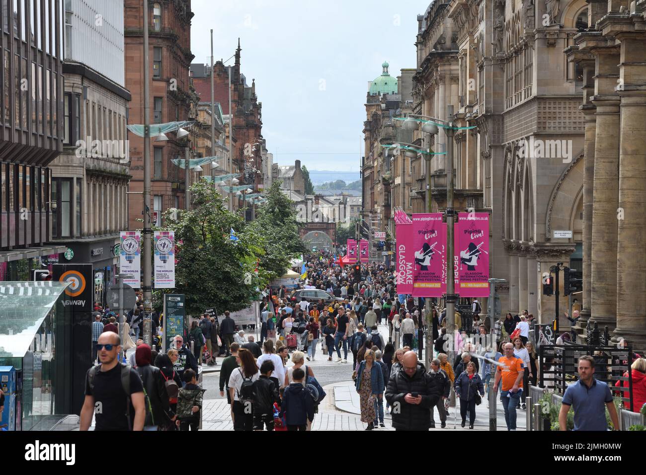 Glasgow, Schottland, Großbritannien. 6., August 2022. Es ist ein sonniger, warmer, ruhiger Tag für Einkäufer auf einer geschäftigen Buchanan Street, Glasgow, Schottland, Großbritannien. Kredit. Douglas Carr/Alamy Live News Stockfoto