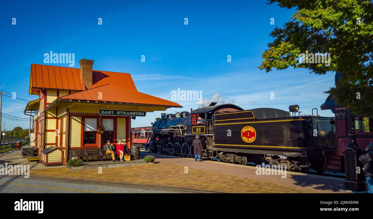 1940er Jahre Looking Photo von einem Dampfzug an einem Bahnhof mit Passagieren Stockfoto