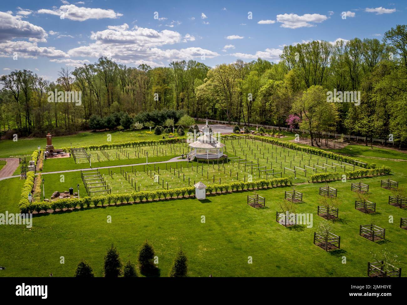 Luftaufnahme eines neuen Orchards auf einem Plüschgelände mit einem Sitzbereich Stockfoto