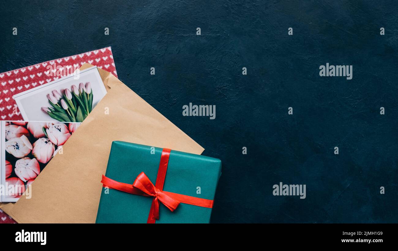 Feminine Geburtstag Überraschung Geschenkbox Grußkarten Stockfoto