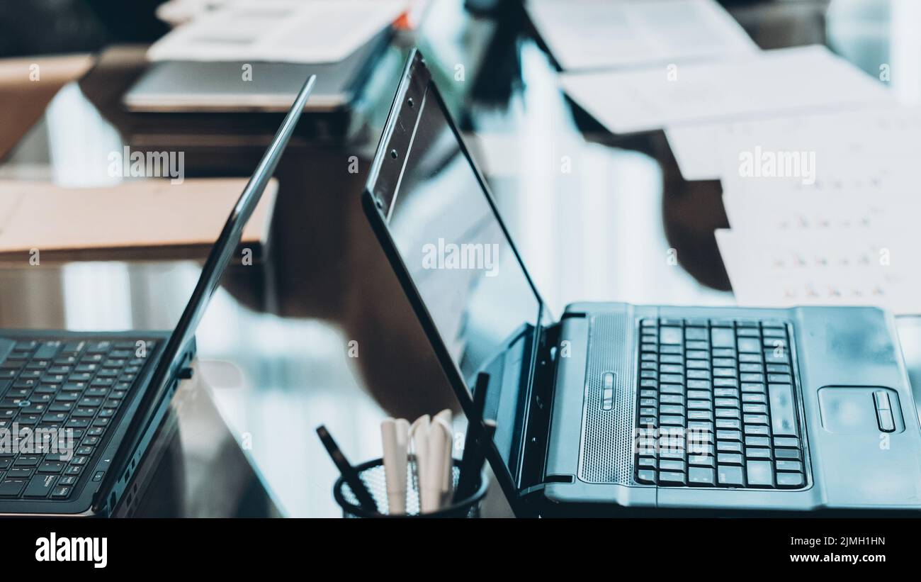 Business man Arbeitsplatz Laptops Papiere Büro Stockfoto