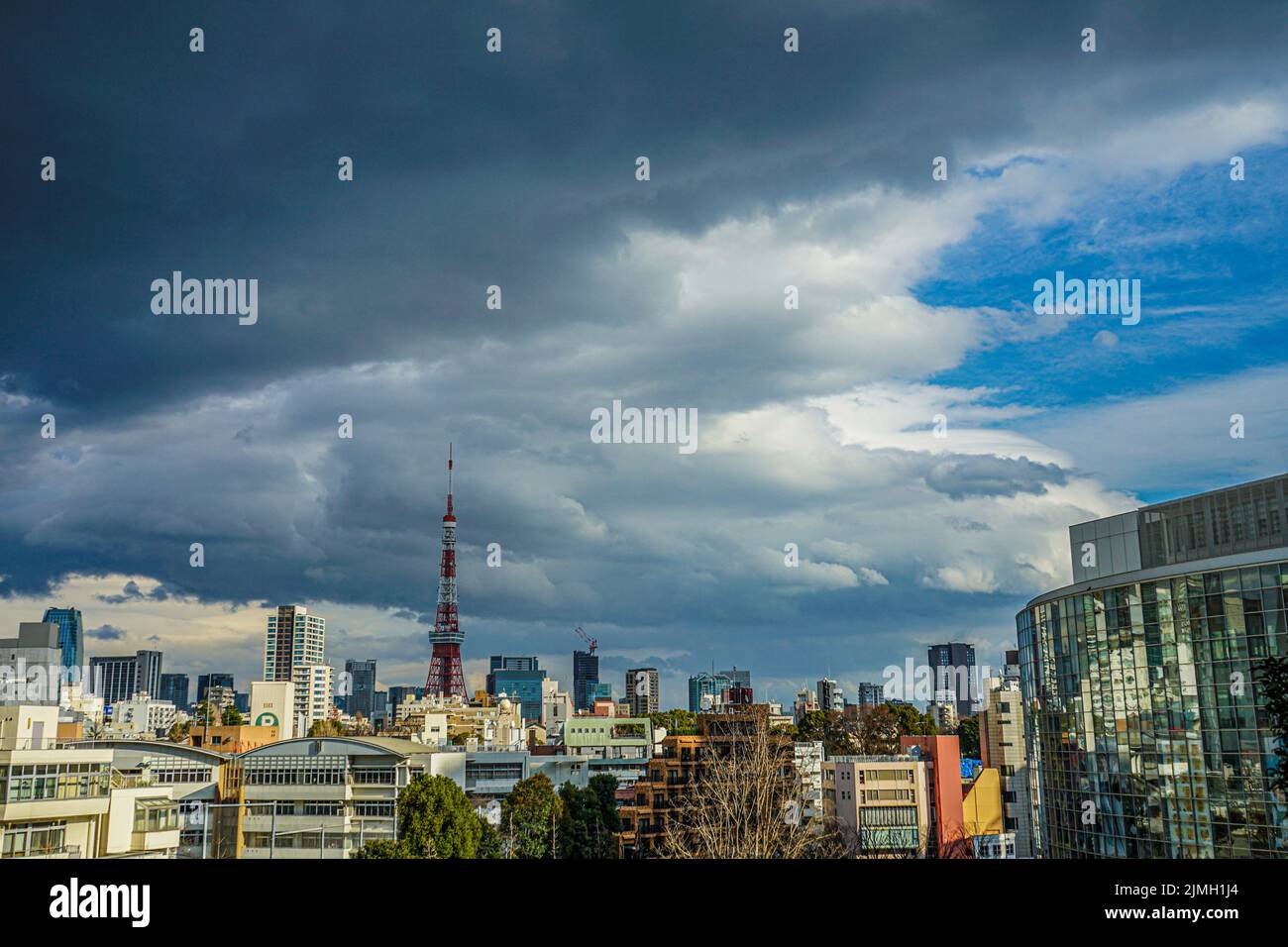 Der Himmel und die Skyline von Roppongi sind bewölkt Stockfoto