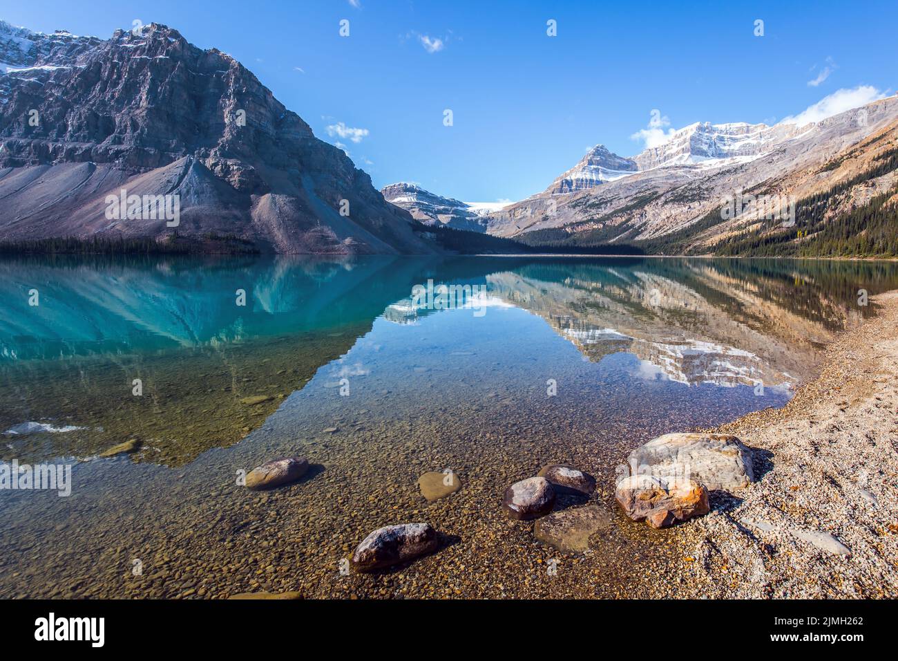 Das glatte Wasser des Sees Bow Stockfoto