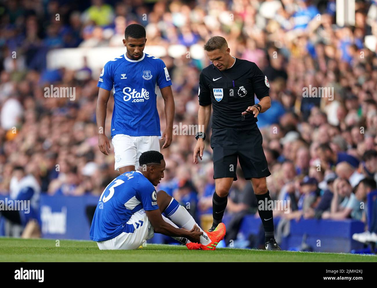 Evertons Yerry Mina reagiert, nachdem er sich während des Spiels der Premier League im Goodison Park, Liverpool, verletzt hat. Bilddatum: Samstag, 6. August 2022. Stockfoto