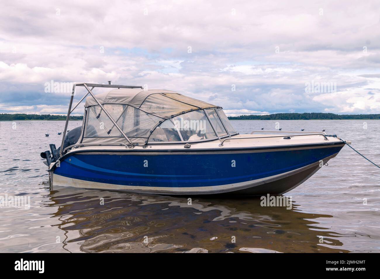 Angeln Motorboot in der Nähe des Ufers auf See. Bootfahren, Angeln Stockfoto