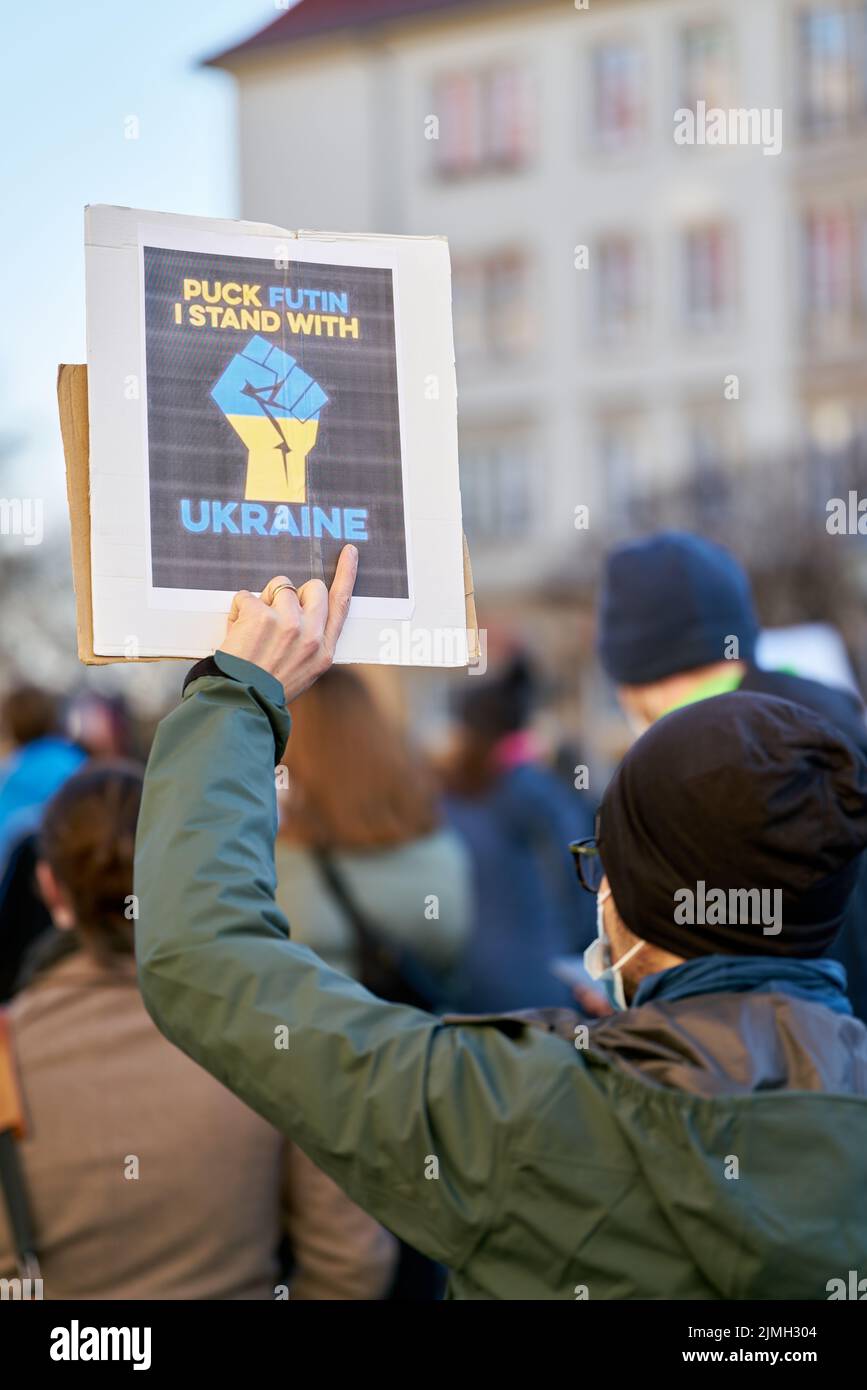 Demonstration gegen Putin und die Invasion der Ukraine durch russische Truppen im Zentrum von Magdeburg Stockfoto