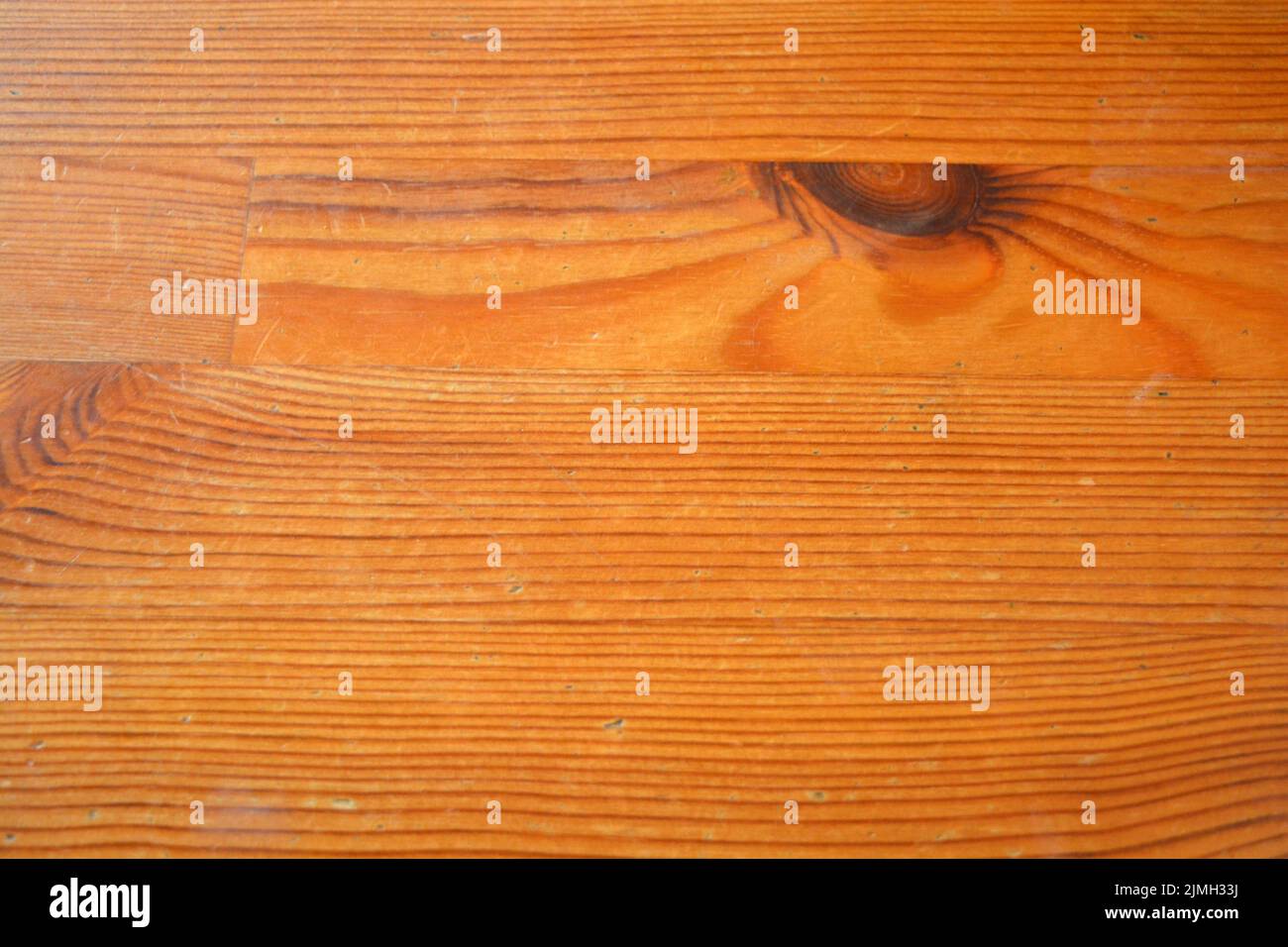 Gelber, heller Hintergrund aus Naturholz, geöffnet mit Baulack. Unvorstellbare Holzbretter mit ihrer Struktur, Textur und Muster. Stockfoto