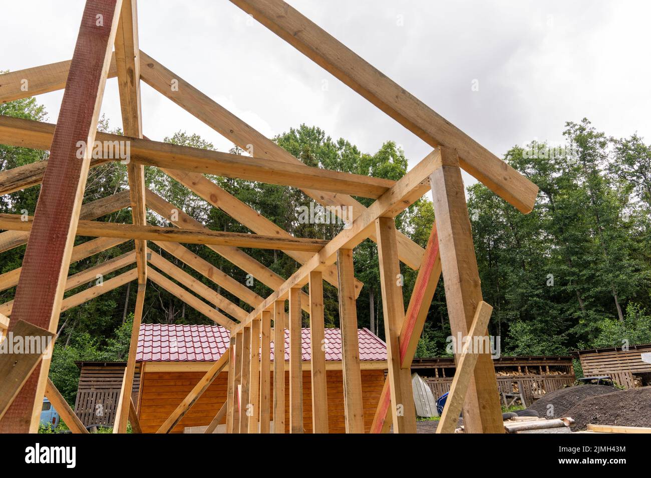 Bau eines Rahmenhauses. Holzrahmenhaus, neues Dach Stockfoto