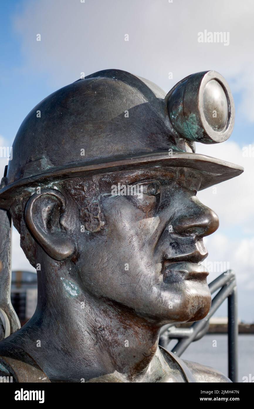 CARDIFF WALES März 2014 - Nahaufnahme von Grube zu Port Coal Miner Skulptur Cardiff Bay Stockfoto