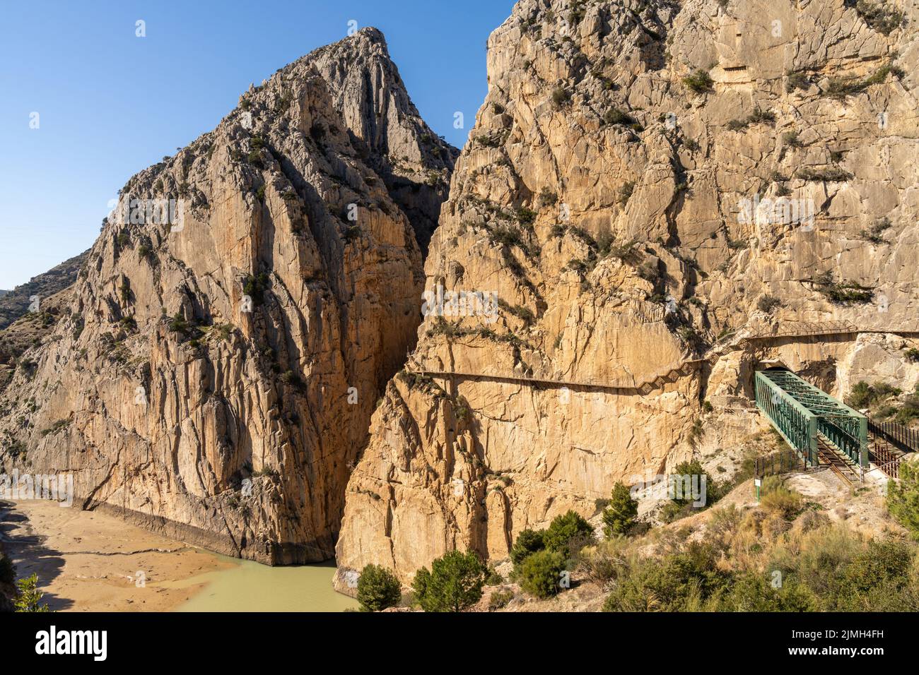 Ein Blick auf den berühmten und historischen Camino del Rey in Südspanien in der Nähe von Malaga Stockfoto