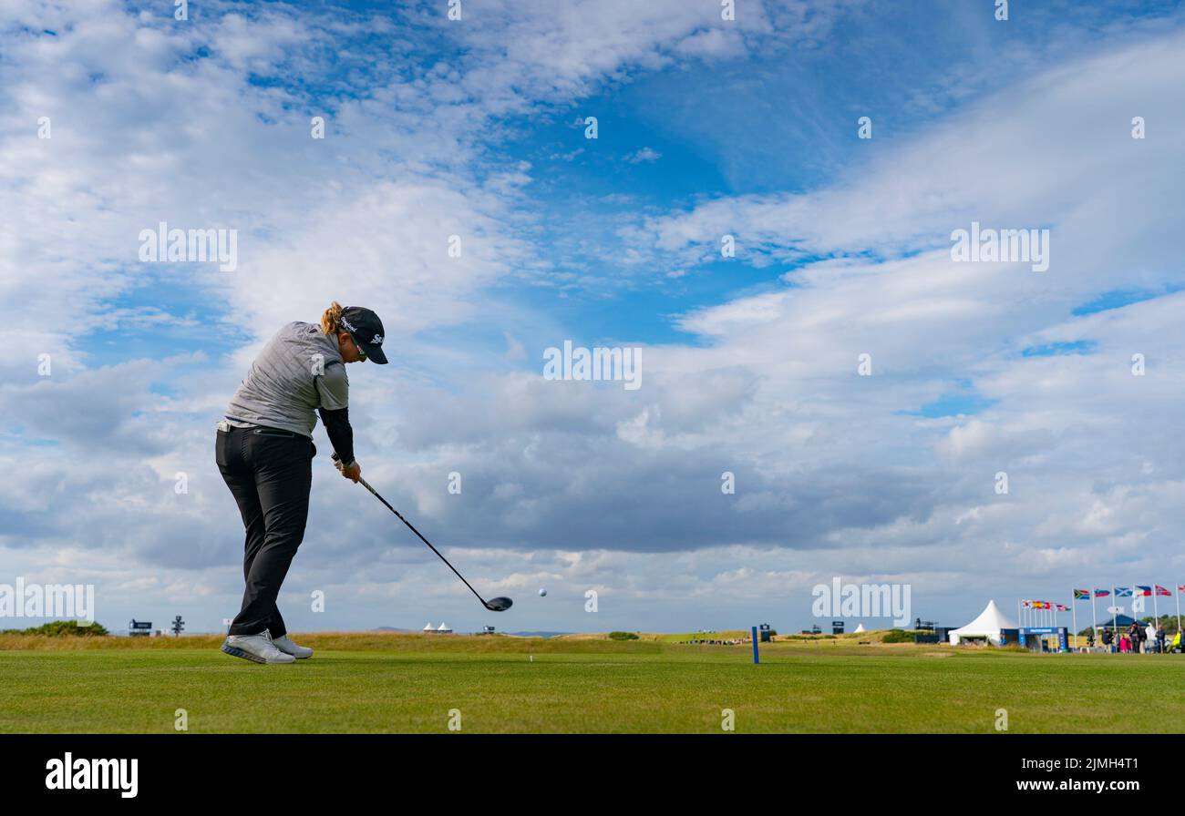 Gullane, Schottland, Großbritannien. 6.. August 2022. Dritte Runde der AIG Women’s Open Golf Meisterschaft in Muirfield in East Lothian. PIC; Ashleigh Buhai fährt auf dem 10. Loch. Iain Masterton/Alamy Live News Stockfoto