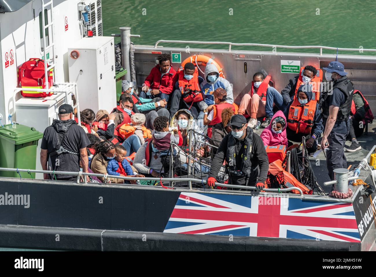 Migranten nach mehr als 30 Stunden auf See nach Dover gebracht