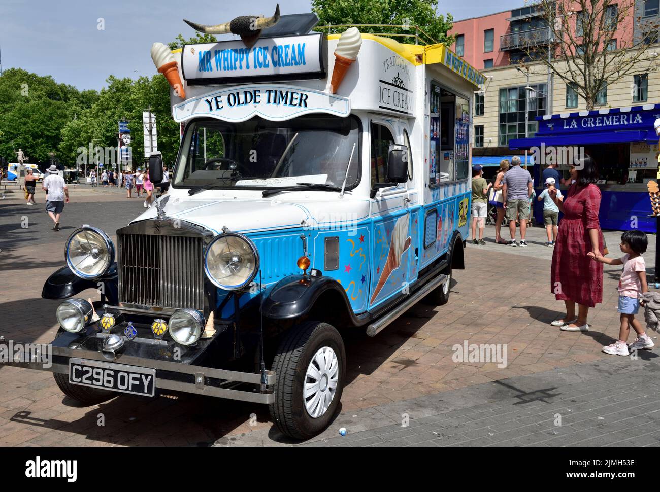 Traditioneller mobiler Rolls-Royce Mr Whippy Eiswagen im Stadtzentrum von Bristol während des heißen Sommerfestes Stockfoto