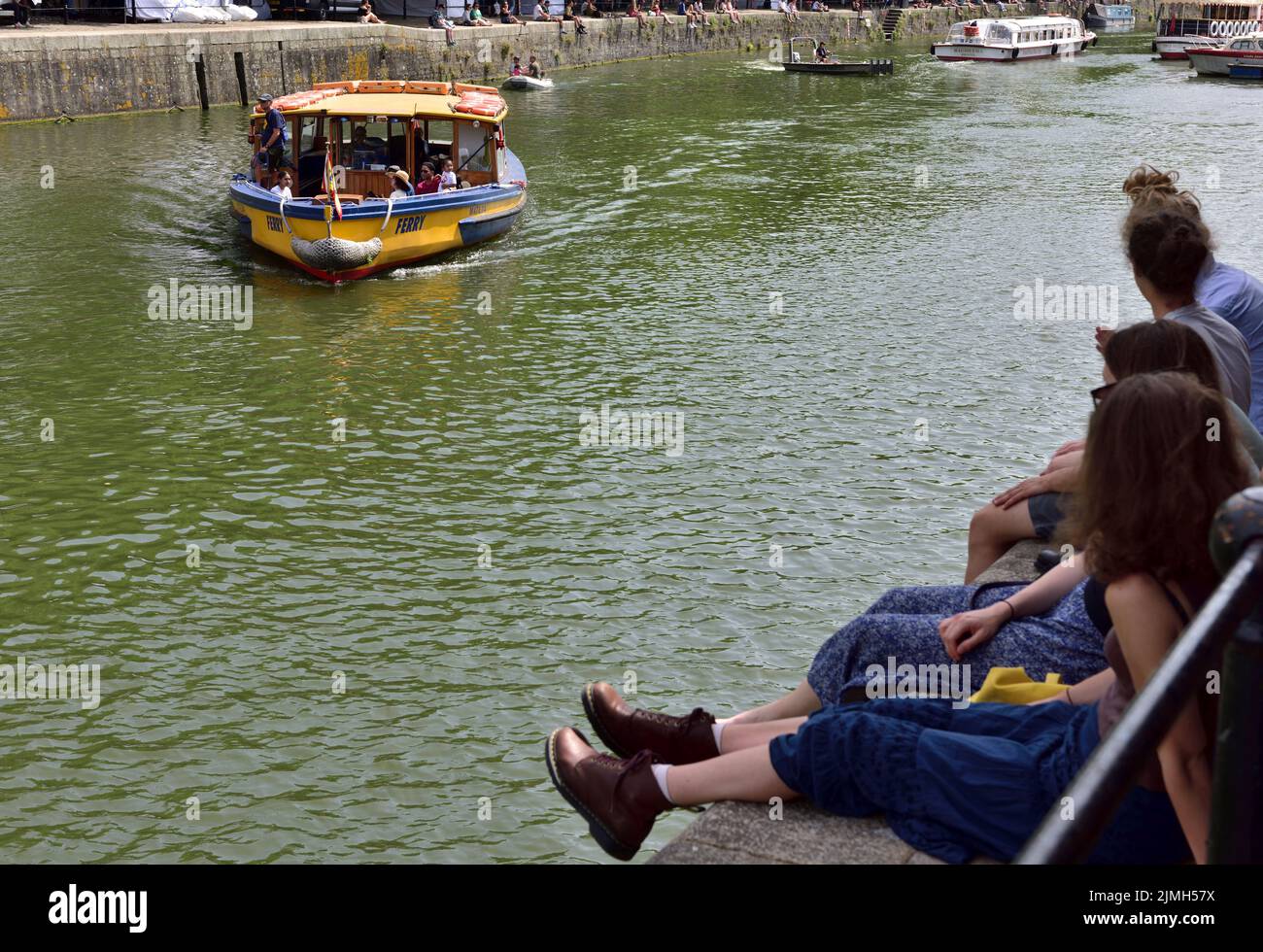 Bristol schwimmende Hafenanlage am heißen Sommertag mit Fähre und Menschen, die im Schatten am Kai sitzen Stockfoto