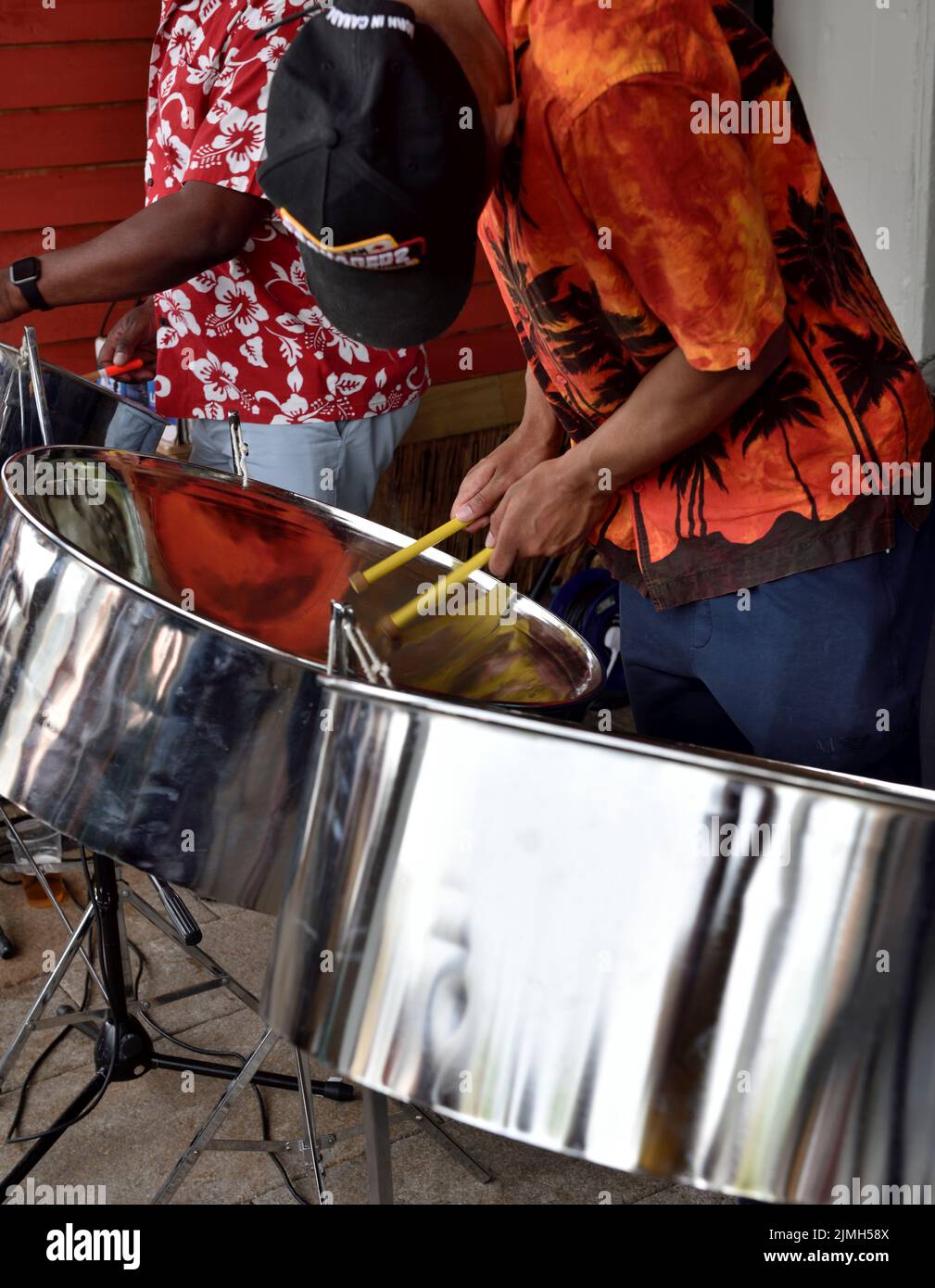 Musiker spielen traditionelle Stahltrommeln im karibischen Stil Stockfoto