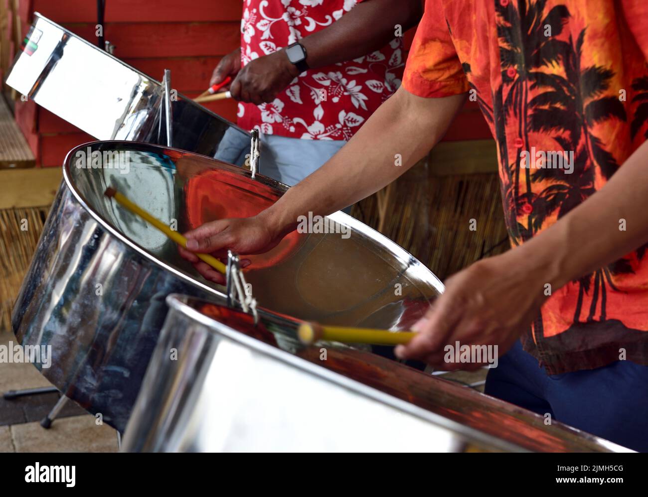 Musiker spielen traditionelle Stahltrommeln im karibischen Stil Stockfoto