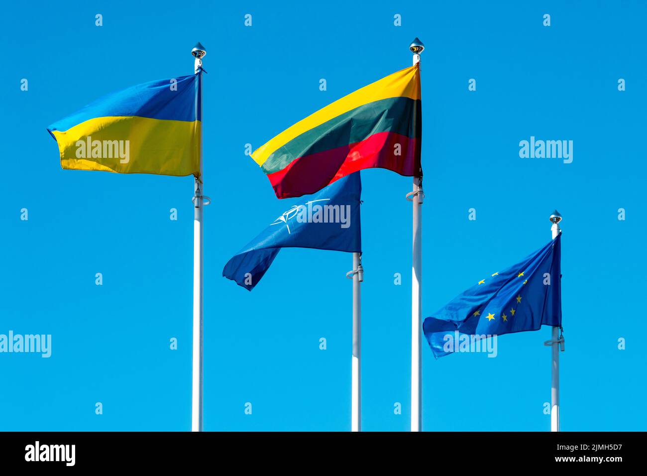 Flaggen der Ukraine, Litauens, der EU und der NATO Stockfoto