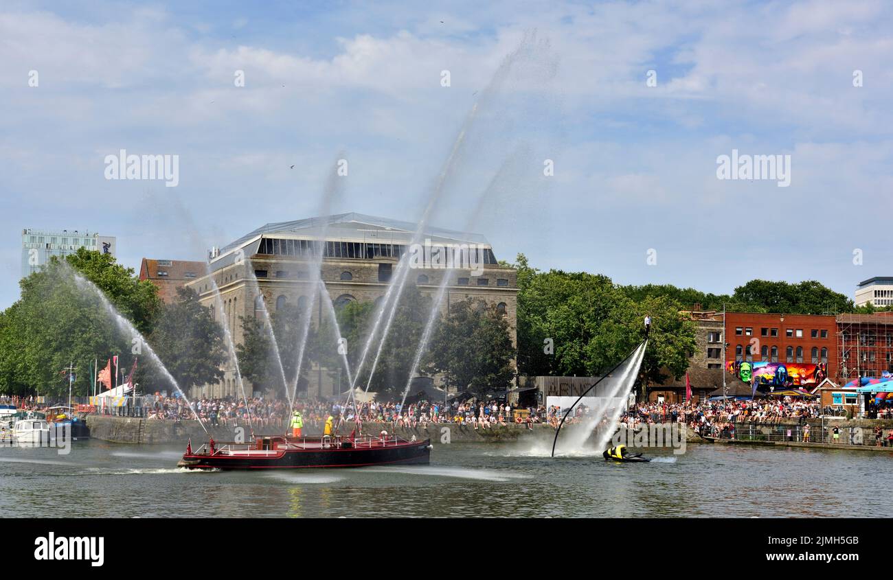 Am heißen Sommertag am Hafen von Bristol wimmeln die Besucher vor dem historischen Feuerstall, Pyronaut und der Fluggastanzeige während des Festivals Stockfoto