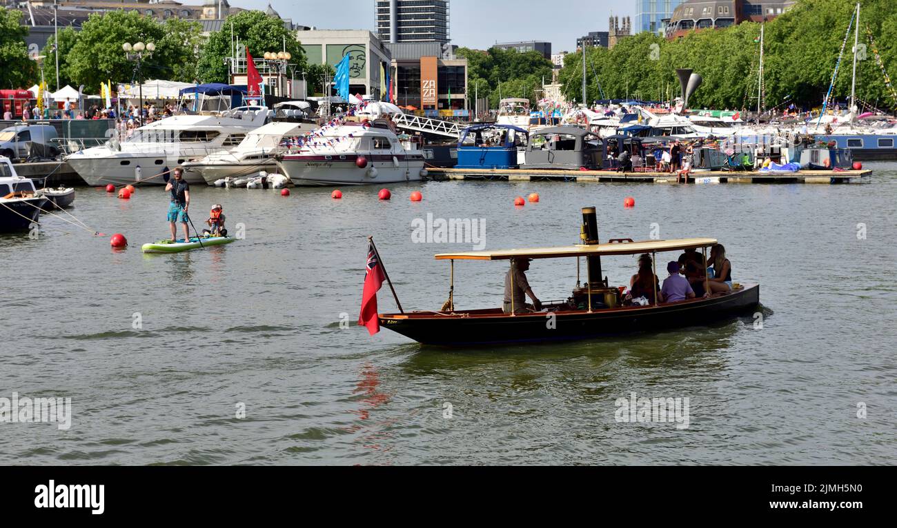 Bristol schwimmenden Hafen an heißen sonnigen Tag mit Dampfyacht und andere kleine Boote während des Festivals Stockfoto