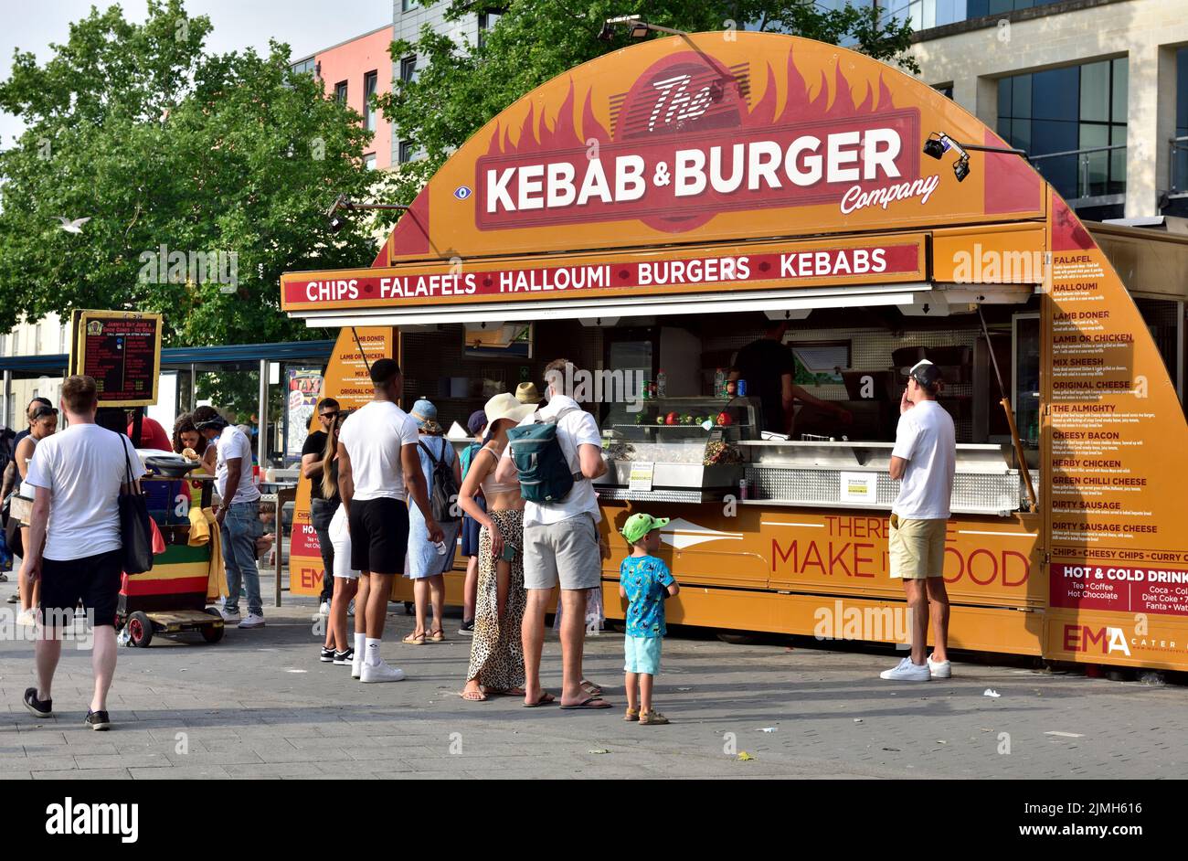 Fastfood-Imbissstand im Stadtzentrum von Bristol mit Kebabs und Hamburgern, Großbritannien Stockfoto