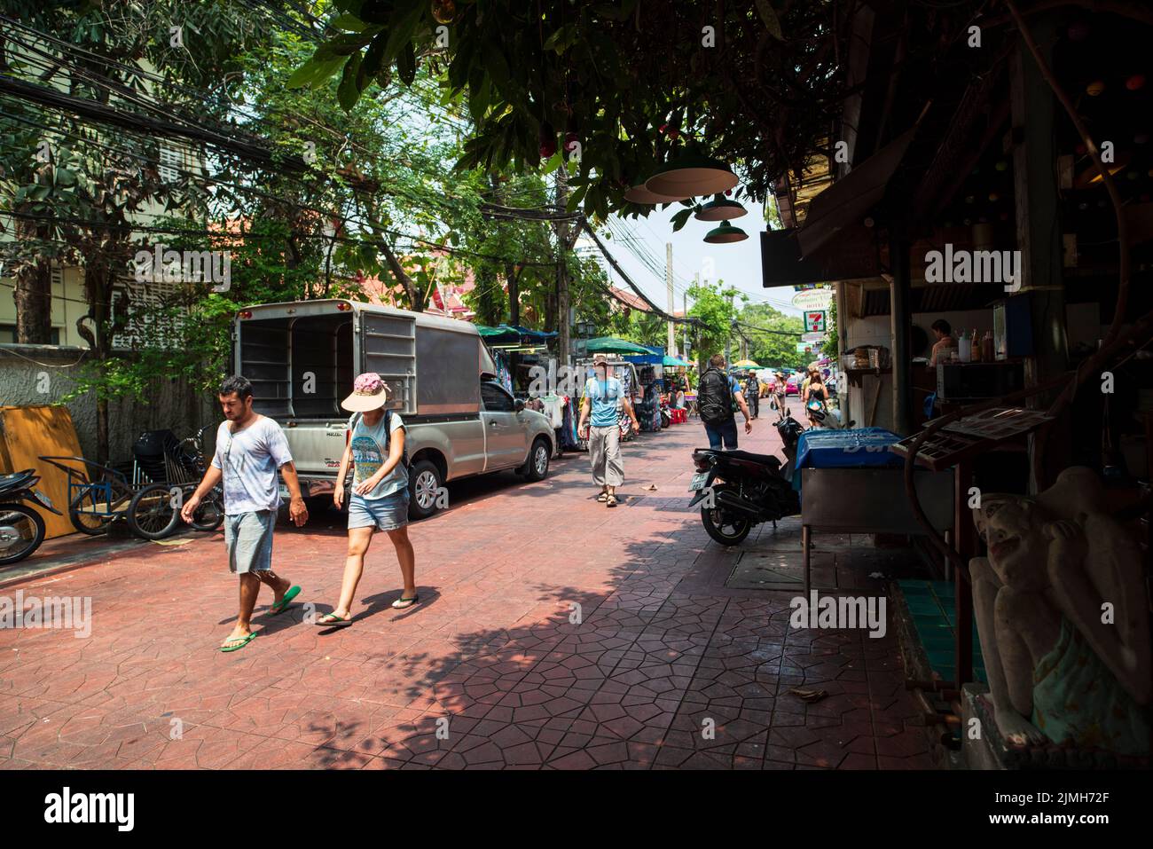 BANGKOK - THAILAND, 20. März 2016. Bangkok Stadt Bunte Straßen und traditionelle Gebäude. Geschäfte auf der Straße. Stockfoto