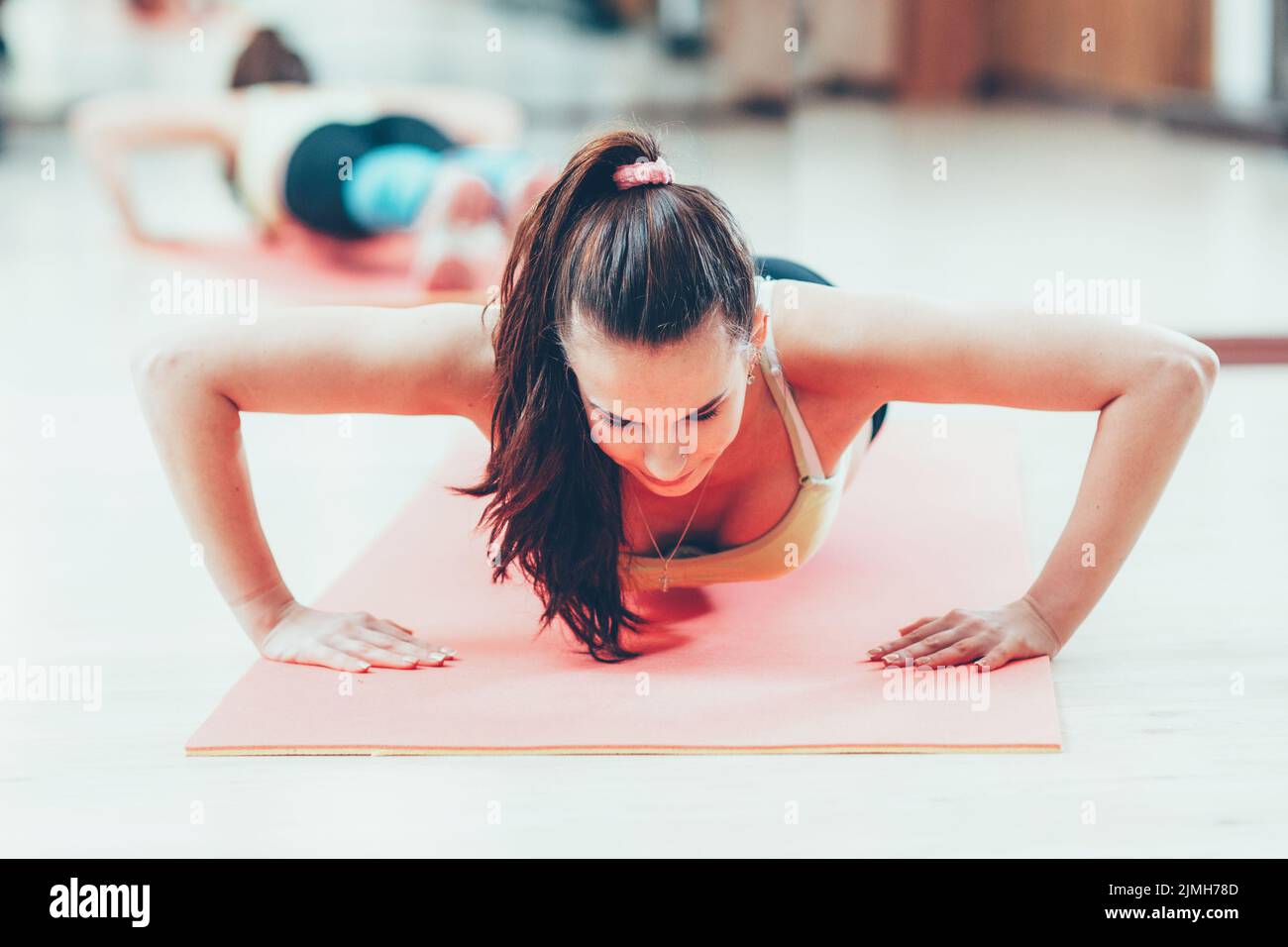 Active Lifestyle weibliche Sportlerin Liegestütze Yogamatte Stockfoto