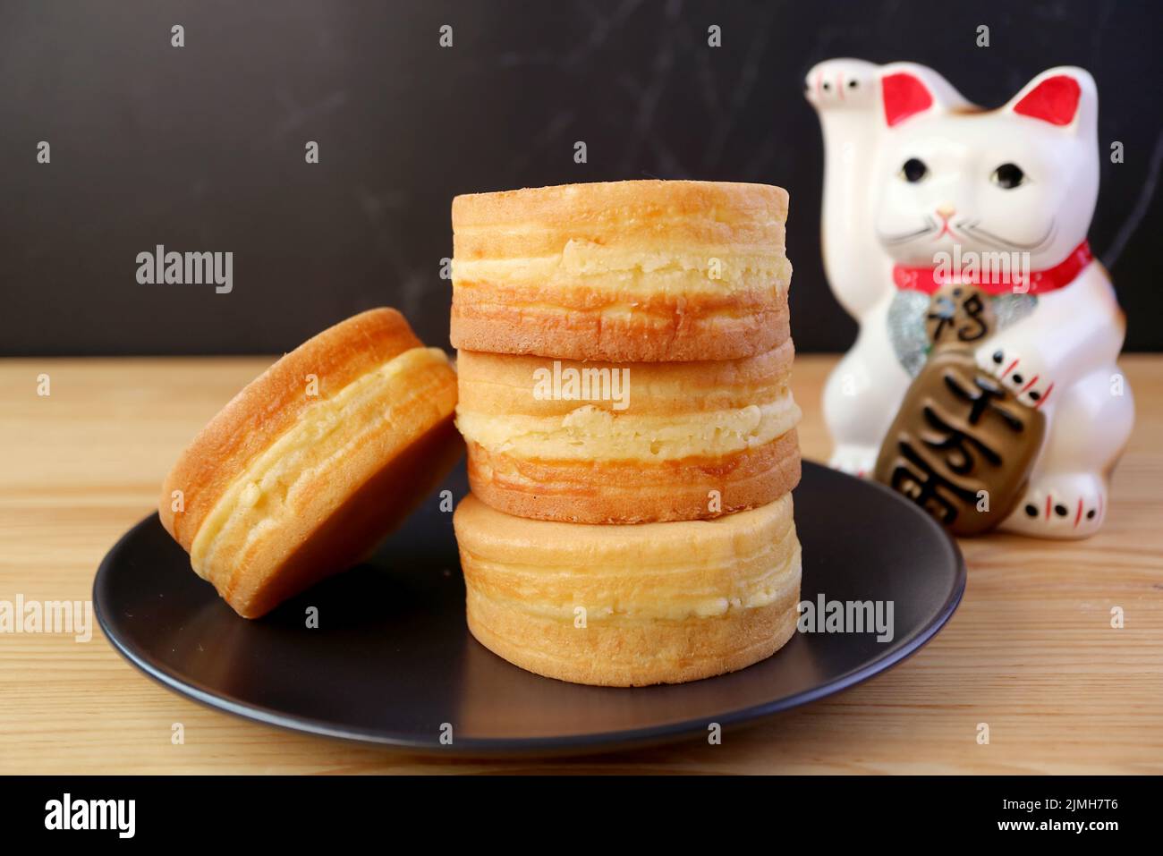 Stapel von japanischen traditionellen Dessert namens Imagawayaki oder Obanyaki, ein leckerer Azuki Red Bean Paste Filled Pan Cake Stockfoto