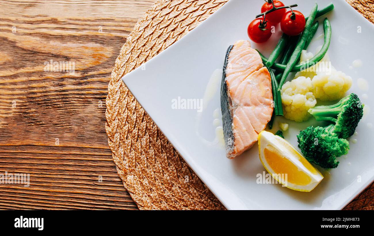 Gesunde Ernährung gedünstetes Gemüse Lachs Stockfoto