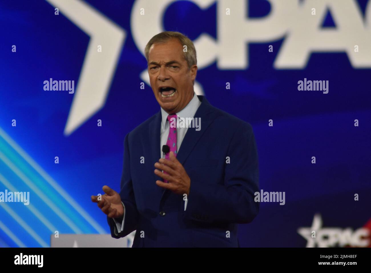 Dallas, TX, USA. 6. August 2022. (NEU) Nigel Farage hält Bemerkungen auf der konservativen Politischen Aktionskonferenz 2022 in Dallas, Texas. 6. August 2022, Dallas, TX, USA. Nigel Farage hält während der Conservative Political Action Conference (CPAC), die am Samstag (6) im Bundesstaat Texas in den Vereinigten Staaten stattfand, Bemerkungen. Nigel Paul Farage ist ein britischer Sender und ehemaliger Politiker, der von 2006 bis 2009 und 2010 bis 2016 Vorsitzender der britischen Unabhängigkeitspartei und von 2019 bis 2021 Vorsitzender der Brexit-Partei war. Kredit: ZUMA Press, Inc./Alamy Live Nachrichten Gutschrift: ZUMA Press, Inc./Alamy Live Nachrichten Stockfoto