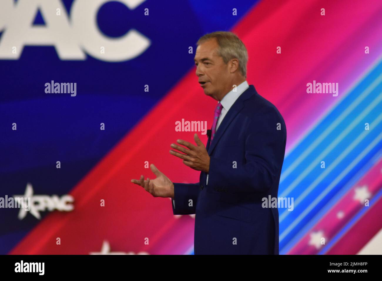 Dallas, TX, USA. 6. August 2022. (NEU) Nigel Farage hält Bemerkungen auf der konservativen Politischen Aktionskonferenz 2022 in Dallas, Texas. 6. August 2022, Dallas, TX, USA. Nigel Farage hält während der Conservative Political Action Conference (CPAC), die am Samstag (6) im Bundesstaat Texas in den Vereinigten Staaten stattfand, Bemerkungen. Nigel Paul Farage ist ein britischer Sender und ehemaliger Politiker, der von 2006 bis 2009 und 2010 bis 2016 Vorsitzender der britischen Unabhängigkeitspartei und von 2019 bis 2021 Vorsitzender der Brexit-Partei war. Kredit: ZUMA Press, Inc./Alamy Live Nachrichten Gutschrift: ZUMA Press, Inc./Alamy Live Nachrichten Stockfoto