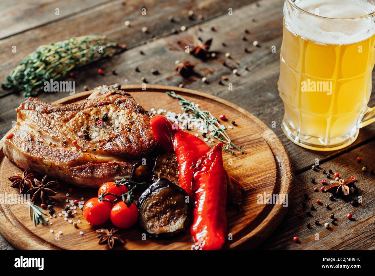 steakhouse-Menü gegrilltes Fleisch, Gemüse, Bierkrug Stockfoto