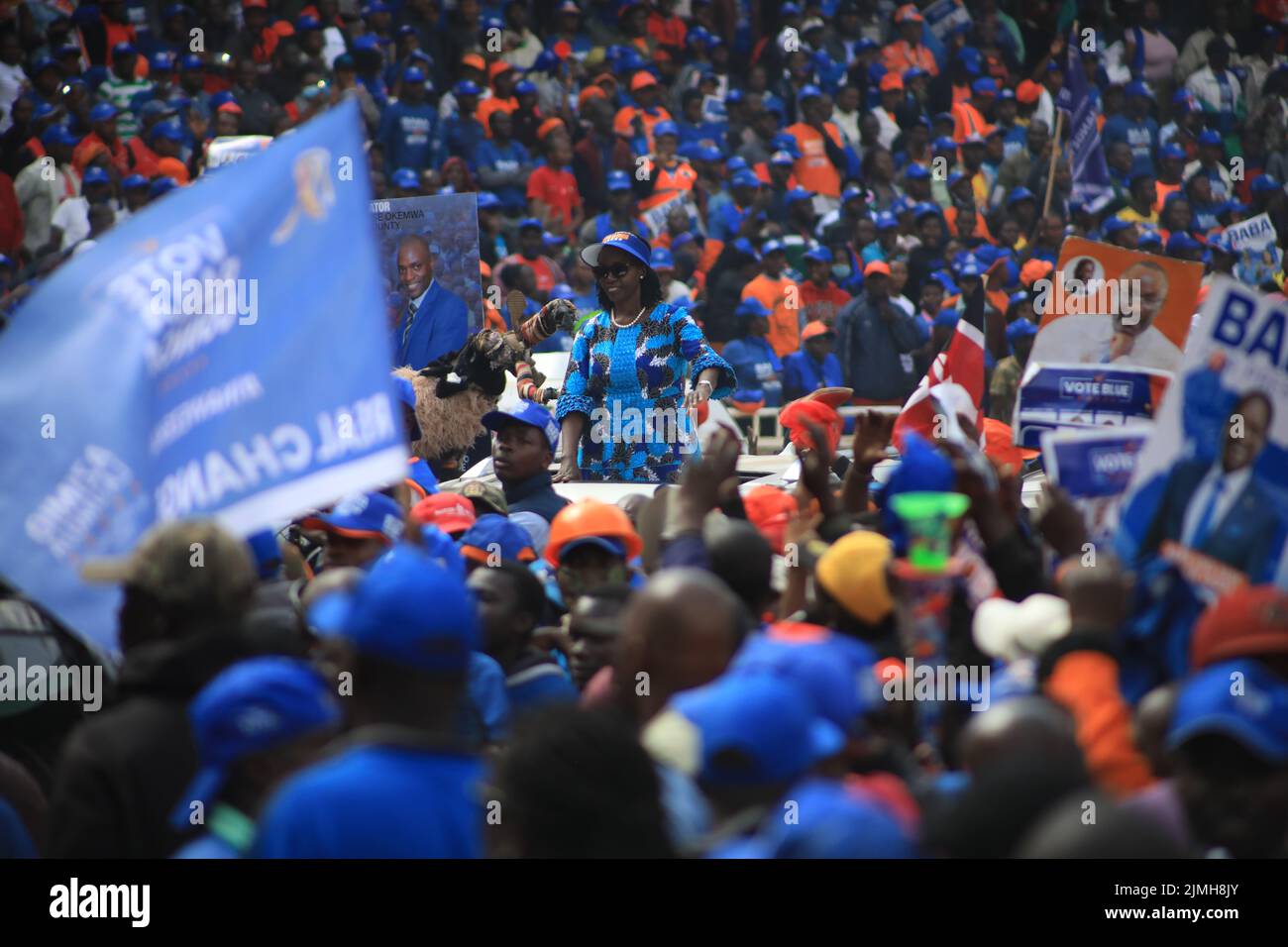 Nairobi, Kenia. 06. August 2022. Martha Karua, die Laufgefährtin von Azimio la Umoja eine kenianische Präsidentschaftskandidatin Raila Odinga kommt am letzten Wahlkampftag zum Kasarani-Stadion in Nairobi. Die Parlamentswahlen vom 9. August 2022 werden sein fünfter Versuch sein, den Vorsitz zu führen. (Foto von John Ochieng/SOPA Images/Sipa USA) Quelle: SIPA USA/Alamy Live News Stockfoto