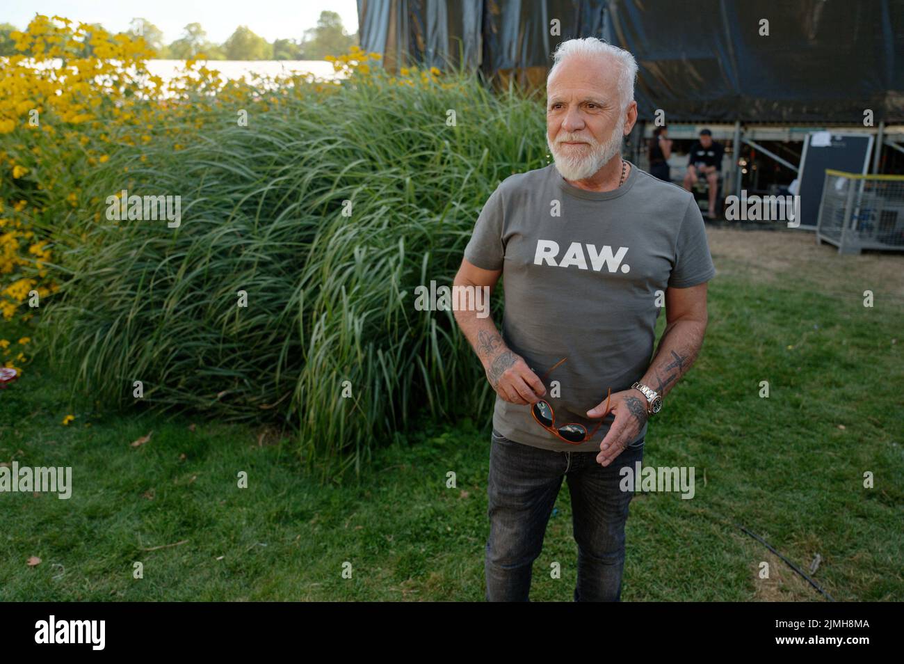 Bonn, Deutschland. 06. August 2022. Sänger Nino de Angelo sitzt hinter der Bühne beim Hit-Song-Event 'Lieblingslieder' in der Rheinaue. Quelle: Henning Kaiser/dpa/Alamy Live News Stockfoto Bonn, Deutschland. 06. August 2022. Sänger Nino de Angelo sitzt hinter der Bühne beim Hit-Song-Event 'Lieblingslieder' in der Rheinaue. Quelle: Henning Kaiser/dpa/Alamy Live News Stockfoto