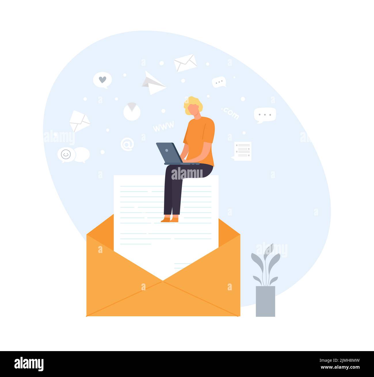 E-Mail- und Messaging-Konzept. Frau, die auf einem großen Briefumschlag sitzt und am Laptop arbeitet. Cartoon weibliche Figur erhalten Briefe und Benachrichtigungen von so Stock Vektor