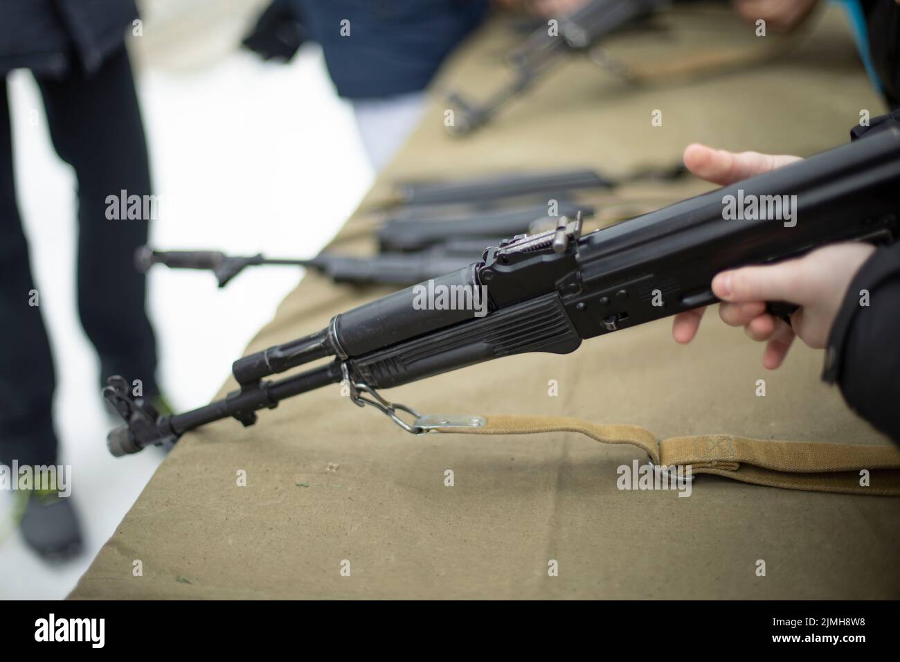 Russische Waffen. Schulkinder bereiten sich auf den Krieg vor. Einzelheiten der militärischen Ausbildung. Stockfoto