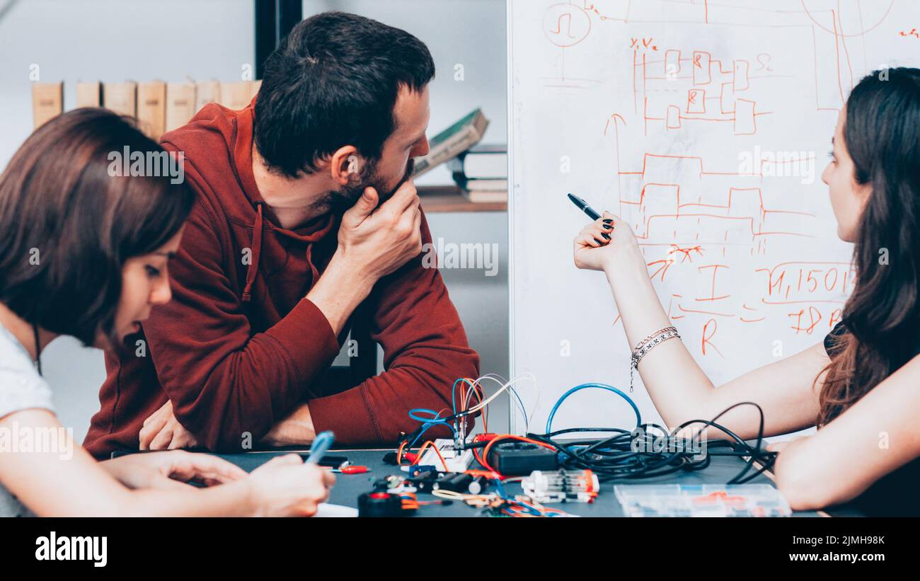 Ingenieure Teamarbeit elektronische Geräte Projekt Stockfoto